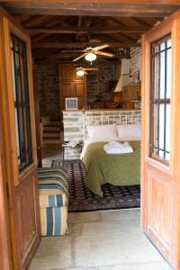 Tempat tidur dalam kamar di Vogiatzopoulou Guesthouse