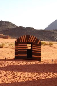 ein kleines Gebäude mitten in der Wüste in der Unterkunft Magic Bedouin Night in Wadi Rum