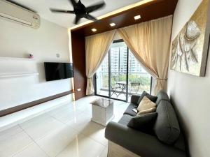 Teega Suites Puteri Harbour Iskandar Puteri #PoolView SeaView في نوساجايا: غرفة معيشة مع أريكة ونافذة كبيرة