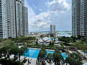 Bazén v ubytování Teega Suites Puteri Harbour Iskandar Puteri #PoolView SeaView nebo v jeho okolí