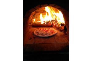 a pizza is cooking in a brick oven at Sitio Libardo em Meio a Natureza - Nova Trento in Nova Trento