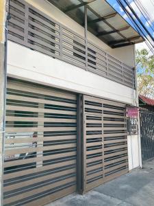 un par de puertas de garaje en un edificio en Hospedaje Ana Lu, Only 10 minutes from airport en Alajuela City