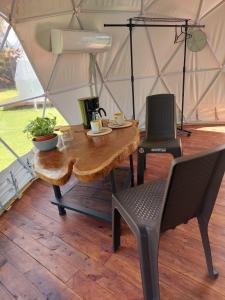 une table et une chaise en bois dans une tente dans l'établissement Yubarta Lodge, à Uvita