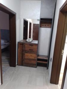 uma casa de banho com um toucador, um espelho e um lavatório. em Апартамент Рая 2 em Dobrich