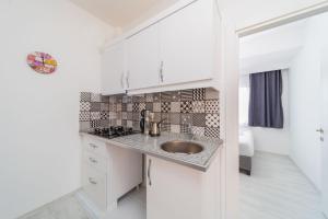 Kuchyň nebo kuchyňský kout v ubytování Modern and Comfortable Apartment in Muratpasa