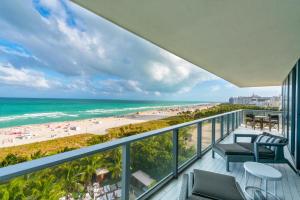 balcón con vistas a la playa en Oceanfront Private Residence at W South Beach -828, en Miami Beach