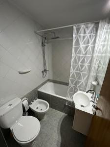 uma casa de banho com um WC, um lavatório e uma banheira em SUPER UBICACIÓN NUEVA CÓRDOBA em Córdoba