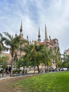 a large building with palm trees in front of it at SUPER UBICACIÓN NUEVA CÓRDOBA in Cordoba