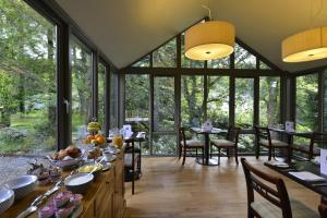 A restaurant or other place to eat at Torrdarach House Bed & Breakfast 