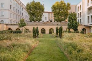 un jardín en medio de un edificio en Villa Maïa en Lyon