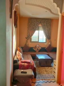 ein Wohnzimmer mit einem Sofa und einem Fenster in der Unterkunft Appartement wifaq in Temara