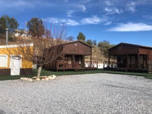 ein Gebäude mit einem Baum mitten auf einem Kieshof in der Unterkunft Casa Los Bartolos in Vélez Rubio