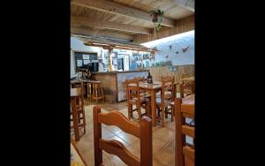 Reštaurácia alebo iné gastronomické zariadenie v ubytovaní Casa de los Bucaneros - komplettes Apartment