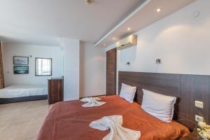 - une chambre avec un lit et 2 serviettes dans l'établissement Marina CITY SEA VIEW APARTAMENT, à Balchik