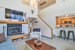 sala de estar con chimenea y cocina en Waterfront Lake Harmony Condo with Ski Slope Views!, en Lake Harmony