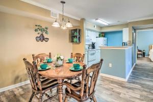 - une salle à manger et une cuisine avec une table et des chaises dans l'établissement Bright Gulf Shores Condo - 5 Mi to Beach!, à Gulf Shores