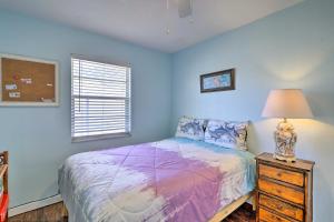 um quarto com uma cama e um candeeiro numa cómoda em Cape Canaveral Cottage - Walk to Beach! em Cape Canaveral
