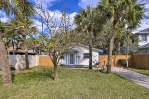 Zahrada ubytování Cape Canaveral Cottage with Hot Tub Walk to Beach