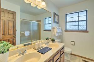 Ένα μπάνιο στο Family-Friendly Aurora Vacation Rental with Yard! +36 φωτογραφίες