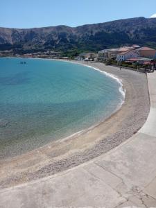 バスカにあるApartment Vida A2 in the old Part of Baskaの青い海水の海岸の空中風景