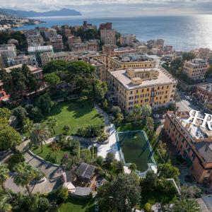 una vista aerea di una città con un parco di Rex Hotel Residence a Genova