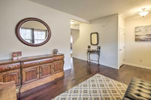 Fotografie z fotogalerie ubytování Greenwood Home 15 Mi to Indianapolis! v destinaci Greenwood