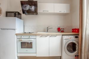 巴尼奧雷的住宿－Cosy apartment in Bagnolet close to Paris - Welkeys，厨房配有水槽和洗衣机