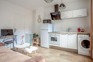 巴尼奧雷的住宿－Cosy apartment in Bagnolet close to Paris - Welkeys，白色的厨房配有洗衣机和桌子