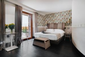 una camera d'albergo con letto e finestra di Unica Suites Rome a Roma