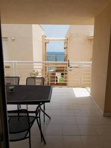 Balkón alebo terasa v ubytovaní Apartment Vinaroz with swimming pools for 4 people