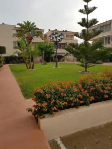 Vonkajšia záhrada v ubytovaní Apartment Vinaroz with swimming pools for 4 people