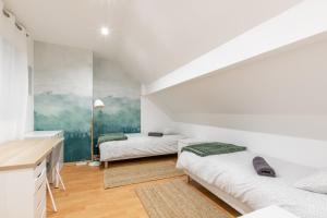 ブシー・サン ・ジョルジュにあるDuplex Chancelier - Fairytale Factoryの白い壁の部屋にベッドが2つある