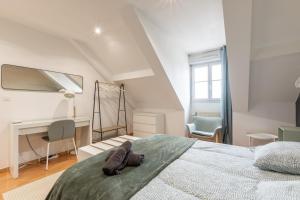 ブシー・サン ・ジョルジュにあるDuplex Chancelier - Fairytale Factoryのベッドと机が置かれた寝室 +24枚の写真