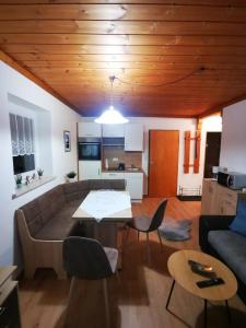 ein Wohnzimmer mit einem Sofa und einem Tisch in der Unterkunft Ferienhaus Sonja in Lindberg