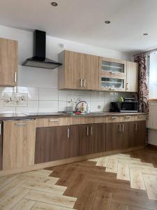 cocina con armarios de madera y suelo de madera en U Lassaków, en Poronin