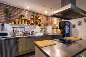 a kitchen with a counter top with a microwave at MEININGER Hotels Bruxelles City Center in Brussels