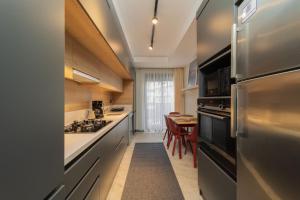 Kuchyň nebo kuchyňský kout v ubytování Sleek and Central Apartment in Muratpasa