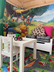 Habitación infantil con un mural de una caricatura en U Lassaków, en Poronin 28 fotos más