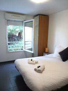 1 dormitorio con 1 cama grande y toallas. en Centre Ville Juan Les Pins , 100m des plages, 70m de la gare de Juan Les Pins, en Antibes