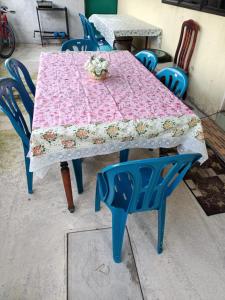 einen blauen Tisch mit einem rosa Tischtuch drauf in der Unterkunft HOMESTAY JANNATI TAMBUN in Tambun