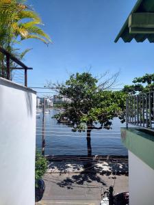 uma vista para um corpo de água de uma casa em Luna Rossa Guest House no Rio de Janeiro