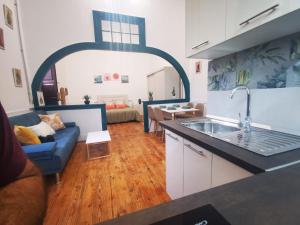 Kuchyň nebo kuchyňský kout v ubytování Atlantis Surf Hostel