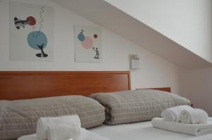 dwa łóżka w pokoju z ręcznikami na podłodze w obiekcie Isolabella w mieście Foce Varano