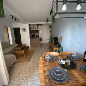 ein Wohnzimmer mit einem Tisch und einem Sofa in der Unterkunft Costa Dream Stay in Torrevieja