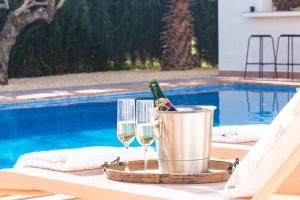 een emmer met een fles champagne en twee glazen bij Finca Les Oliveres in Benissa