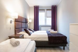 ポラニツァ・ズドルイにあるSudety Park MyWeekのベッド2台と窓が備わるホテルルームです。