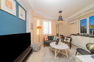 TV a/nebo společenská místnost v ubytování Vibrant and Central Apartment in Muratpasa