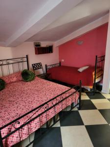 - une chambre avec 2 lits et un sol en damier dans l'établissement A casa di luca, à Mediglia