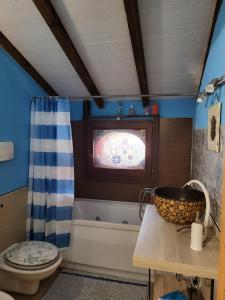 La salle de bains est pourvue d'une baignoire, d'un lavabo et de toilettes. dans l'établissement A casa di luca, à Mediglia