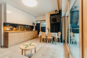 Kuchyňa alebo kuchynka v ubytovaní Apartamenty Sobiczkowa